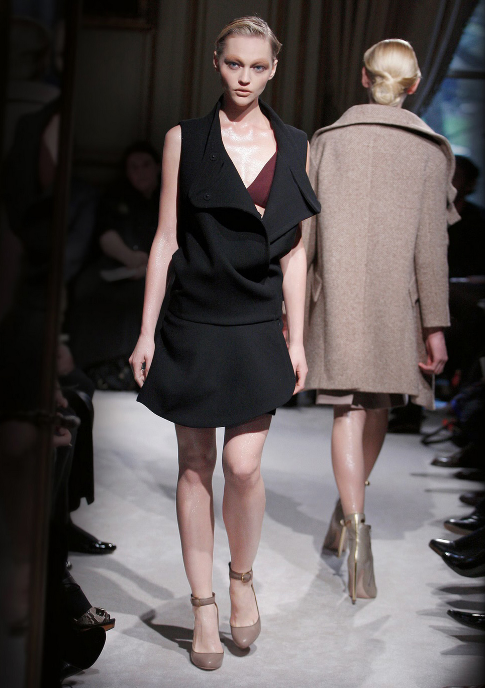 MIU MIU — Sleeveless egg-shaped wool coat (4/4)